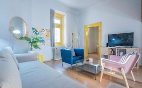 Klau10 Studio Apartment In Party District.